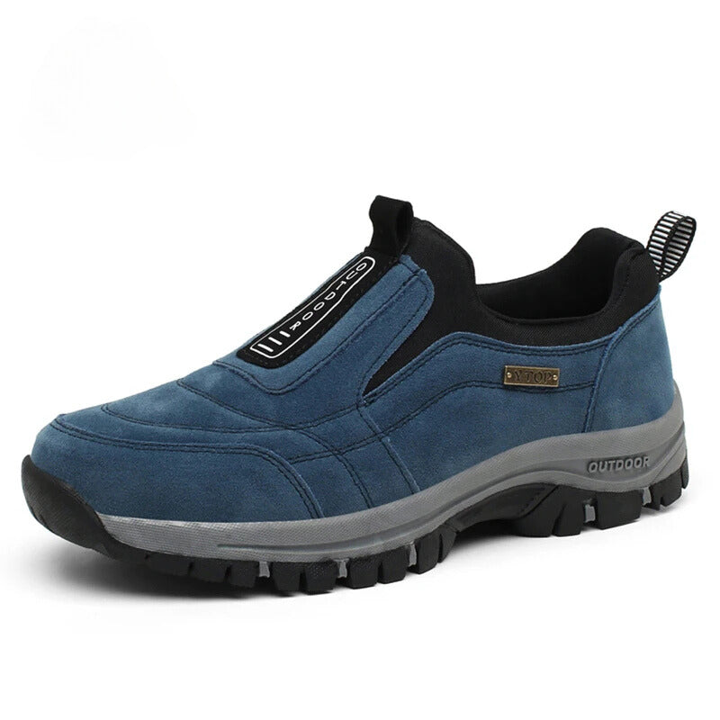 Blauer Outdoor-Slipper mit rutschfester Sohle, robustem Design und elastischem Einsatz. Ideal für Wandern und Freizeitaktivitäten.