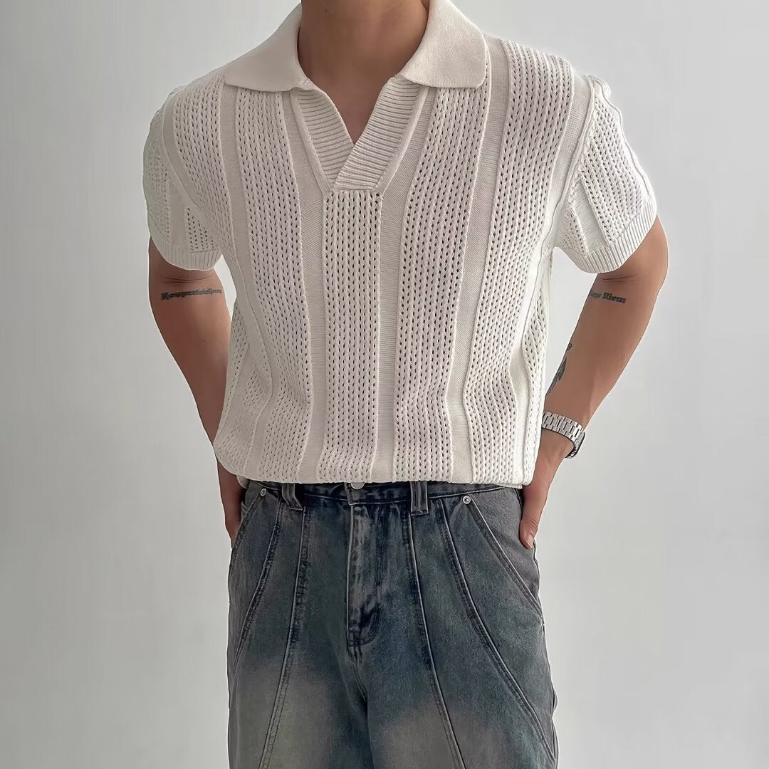 Mann in weißem Strickpolohemd und grauer Jeans, Hände in den Taschen. Modetrend, lässiger Stil, Sommeroutfit, Herrenmode.