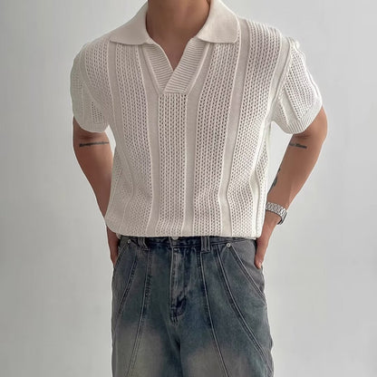 Mann in weißem Strickpolohemd und grauer Jeans, Hände in den Taschen. Modetrend, lässiger Stil, Sommeroutfit, Herrenmode.