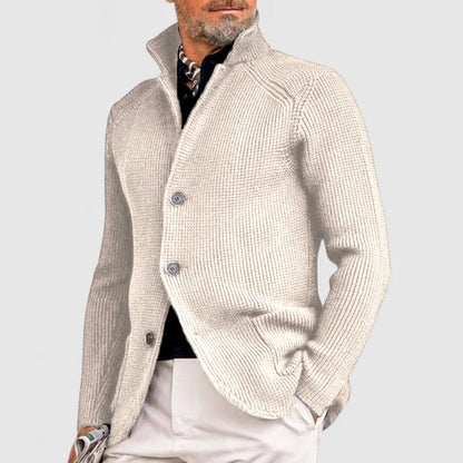 Eleganter Herren-Strickblazer in Beige, modisch kombiniert mit schwarzem Hemd und heller Hose. Stilvolle Herrenmode, ideal für Business und Freizeit.