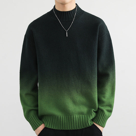Dunkelgrüner Pullover mit Farbverlauf, Rollkragen und silberner Halskette. Modischer Herrenpullover, ideal für Herbst- und Wintermode.