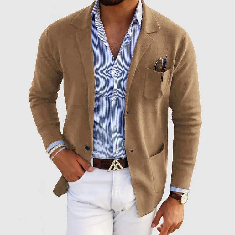 Eleganter Mann in braunem Blazer, gestreiftem Hemd und weißer Hose. Stilvolle Herrenmode, Business-Look, modisches Outfit, Accessoires.