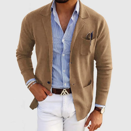 Eleganter Mann in braunem Blazer, gestreiftem Hemd und weißer Hose. Stilvolle Herrenmode, Business-Look, modisches Outfit, Accessoires.