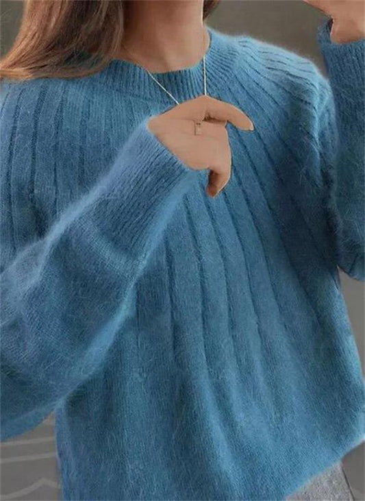 Frau trägt blauen Strickpullover aus weichem Material, Nahaufnahme. Modetrend, gemütlicher Winterlook, Damenbekleidung, stilvoller Pullover.
