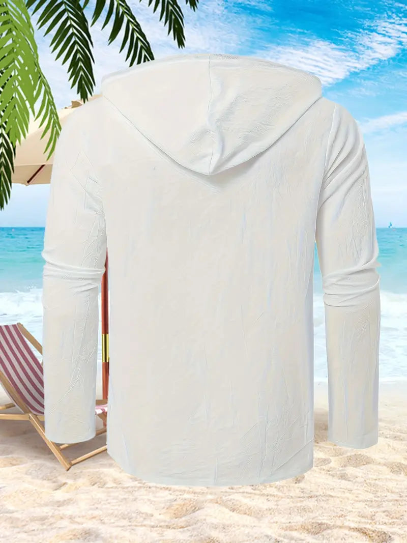 Weißes Langarm-Hoodie-Shirt am Strand, Palmen und Liegestuhl im Hintergrund, ideal für Sommermode und Strandbekleidung.