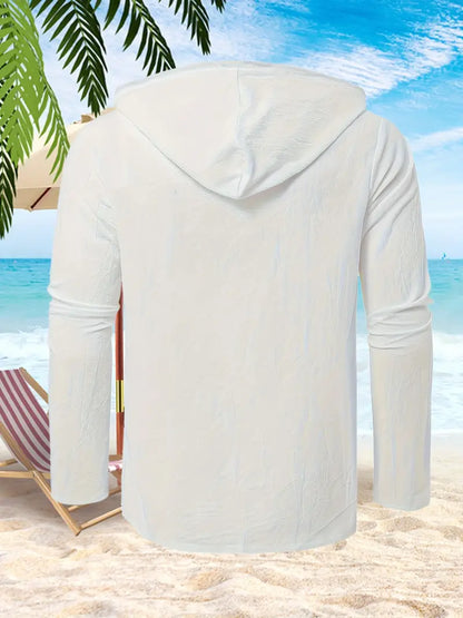 Weißes Langarm-Hoodie-Shirt am Strand, Palmen und Liegestuhl im Hintergrund, ideal für Sommermode und Strandbekleidung.