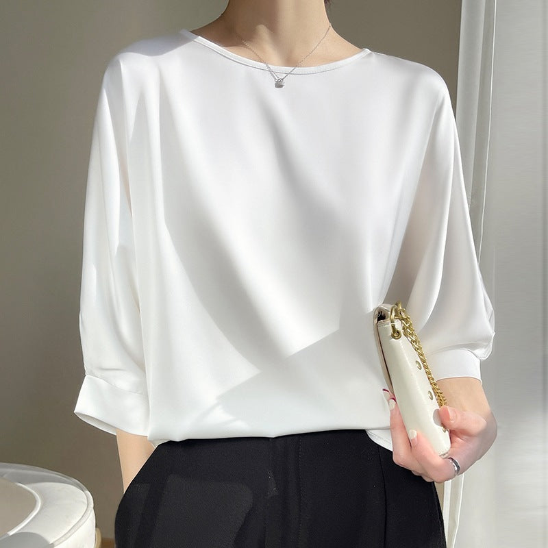 Weiße Bluse Damenmode, elegant und schlicht, kombiniert mit schwarzer Hose. Perfekt für Büro oder Freizeit. Minimalistischer Stil, modisch.