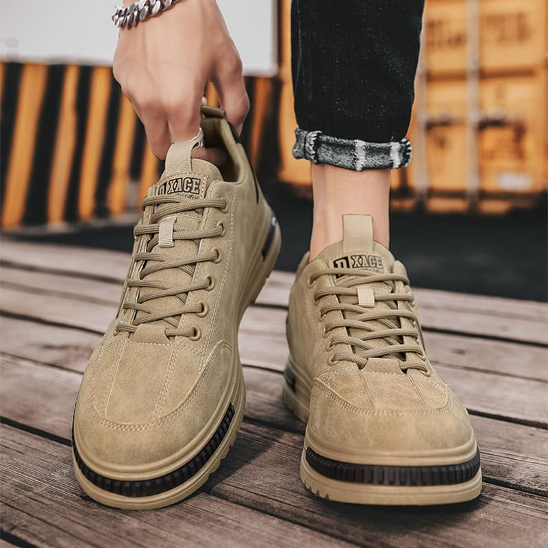 Men's lace-up sneakers with rounded toe and flat sole