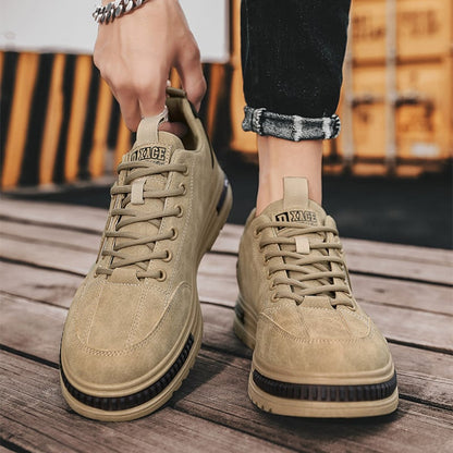 Men's lace-up sneakers with rounded toe and flat sole