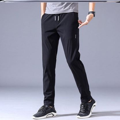 Graue Sporthose für Herren, lässig und bequem, mit elastischem Bund und Kordelzug, ideal für Fitness und Freizeit.