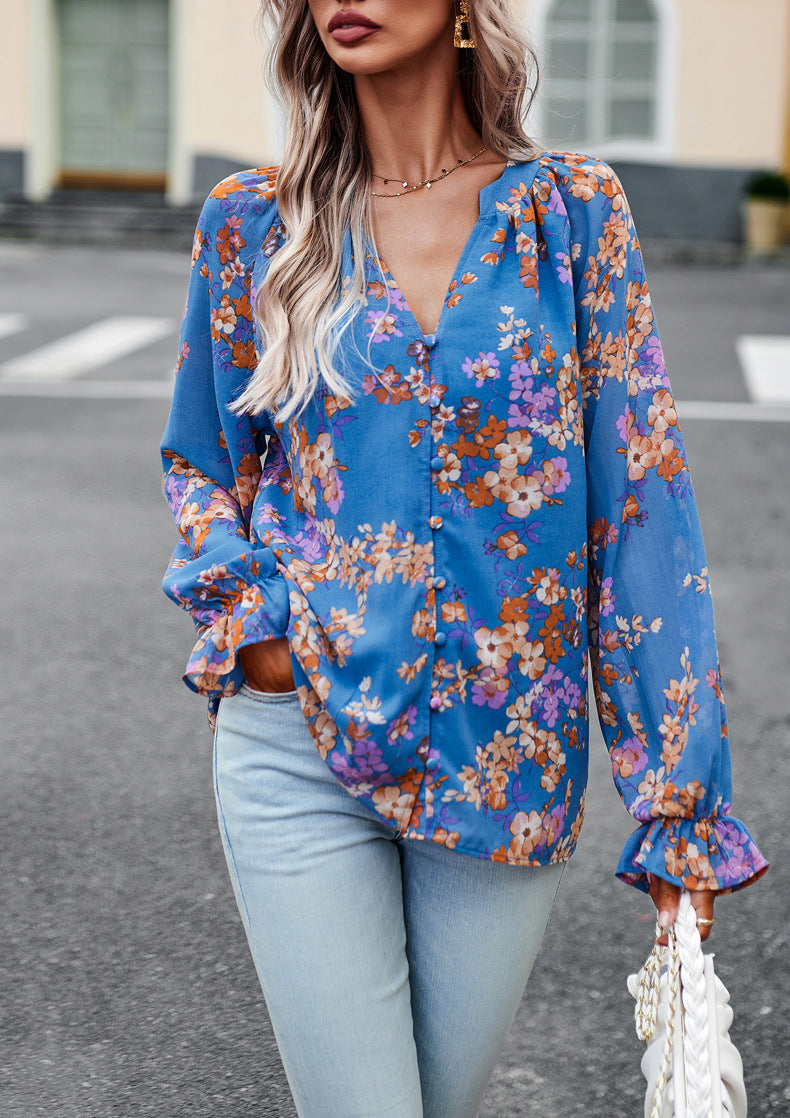 Frau in blauer, geblümter Bluse und hellen Jeans auf Straße. Modetrend, Damenmode, Herbstoutfit, lässiger Stil, florales Design.