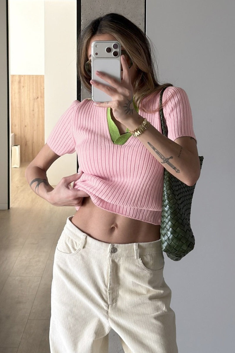 Damen-Rippstrick-Poloshirt mit grünem Kontrastkragen von vorne