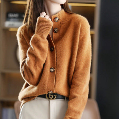 Frau trägt braunen Strickpullover mit Knöpfen, kombiniert mit beiger Hose und schwarzem Gürtel. Elegante Herbstmode, stilvoller Look.