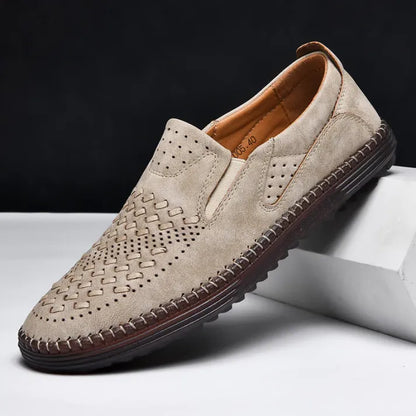 Beige Herren-Loafer aus Leder mit perforiertem Design, rutschfester Sohle und handgenähter Naht. Elegante, atmungsaktive Sommerschuhe.