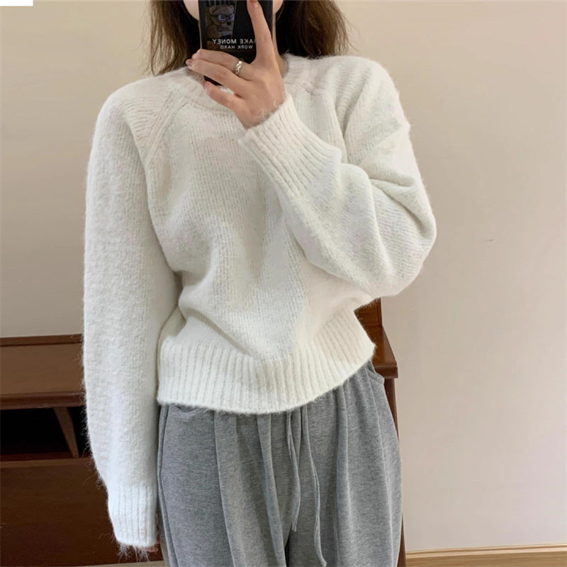 Women's sweater with round neckline, loose fit and long sleeves