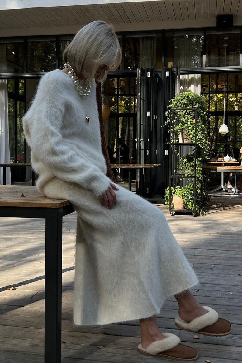 Nahaufnahme der Strickstruktur von Pullover und Midirock