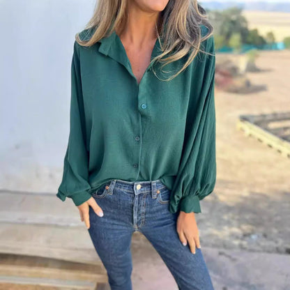 Frau in grüner Bluse und blauer Jeans, lässiger Look, draußen stehend. Modetrend, Freizeitkleidung, stilvolle Damenmode.
