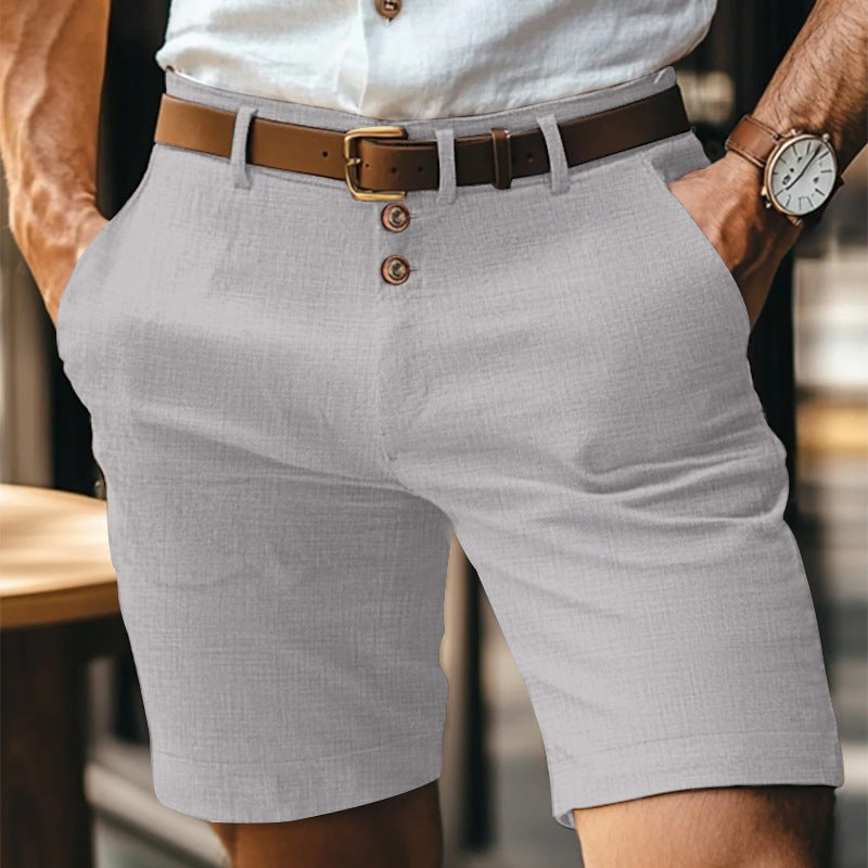 Mann in grauen Leinen-Shorts mit braunem Ledergürtel und Uhr, lässiger Sommerlook, Mode für Herren, stilvolle Freizeitkleidung.