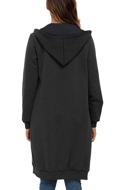 Damen Kapuzenpullover in Schwarz, Rückansicht. Langer Hoodie, lässiger Stil, ideal für Herbstmode. Bequeme Freizeitkleidung für Frauen.