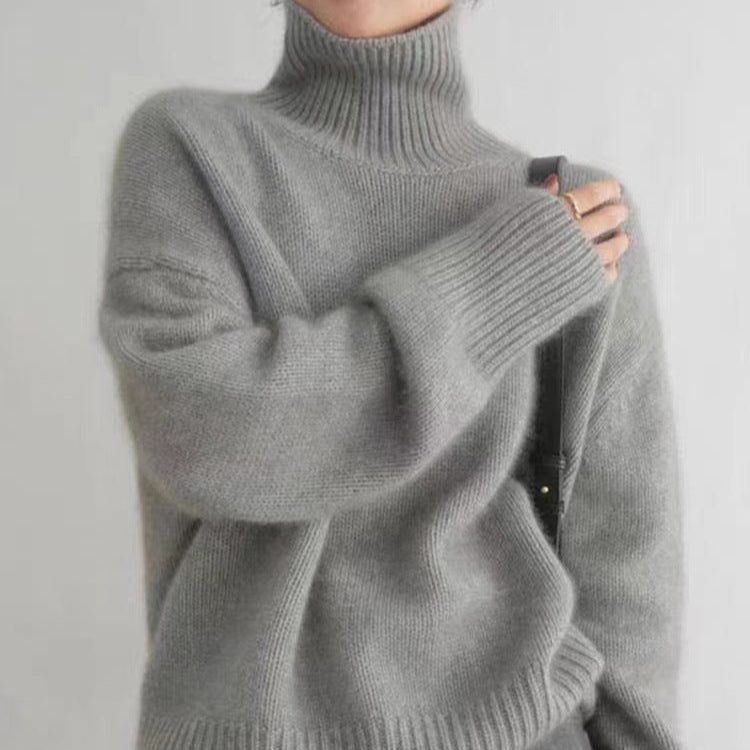 Grauer Rollkragenpullover aus Wolle, gemütlich und modisch, ideal für Herbst- und Wintermode. Perfekt für stilvolle, warme Outfits.