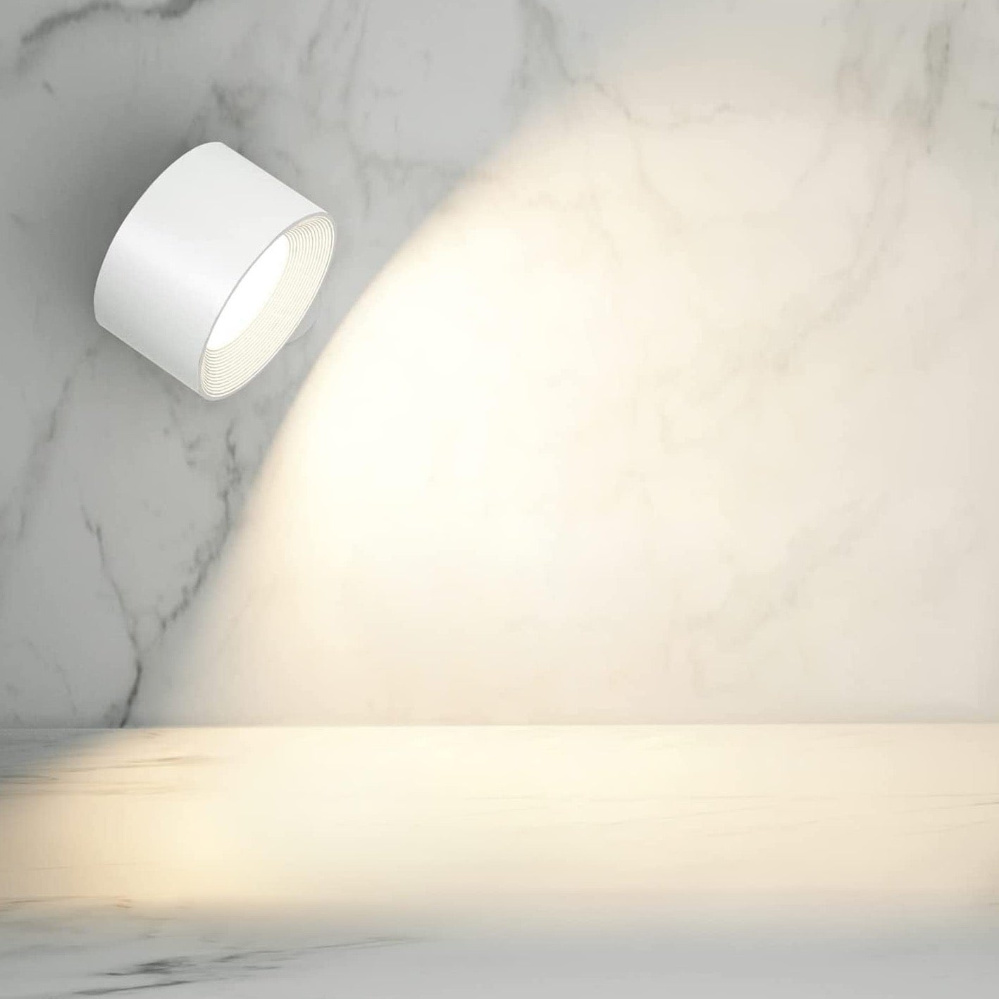 Weiße LED-Wandleuchte auf Marmorhintergrund, strahlt warmes Licht auf die Oberfläche. Moderne Innenbeleuchtung, minimalistisches Design.