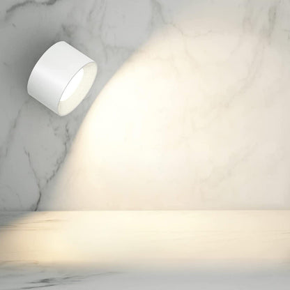 Weiße LED-Wandleuchte auf Marmorhintergrund, strahlt warmes Licht auf die Oberfläche. Moderne Innenbeleuchtung, minimalistisches Design.
