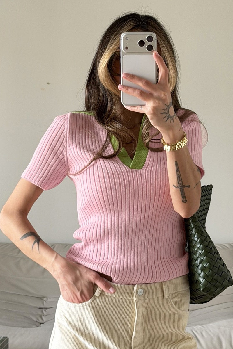 Damen-Poloshirt mit klassischer Knopfleiste und grünem Kragen