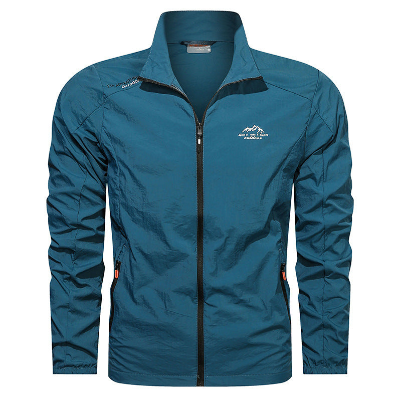 Blaue Herren-Windjacke mit Reißverschluss, leicht und wasserabweisend, ideal für Outdoor-Aktivitäten. Sportliche Jacke mit Logo auf der Brust.