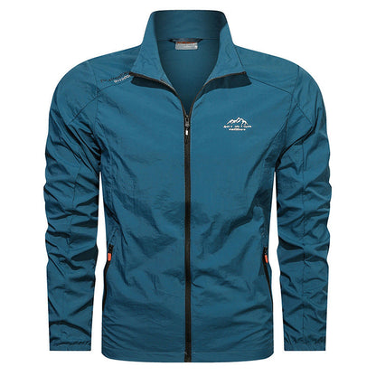 Blaue Herren-Windjacke mit Reißverschluss, leicht und wasserabweisend, ideal für Outdoor-Aktivitäten. Sportliche Jacke mit Logo auf der Brust.