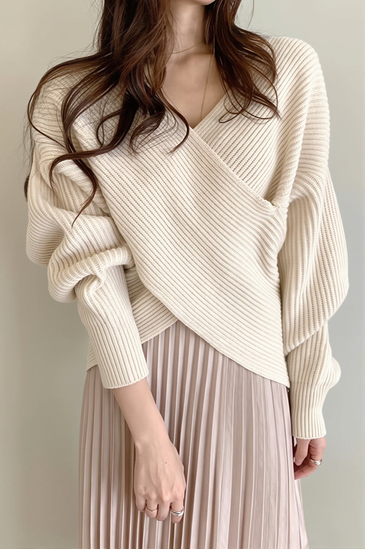Vielseitig kombinierbarer Wickelpullover für Damen im entspannten Schnitt