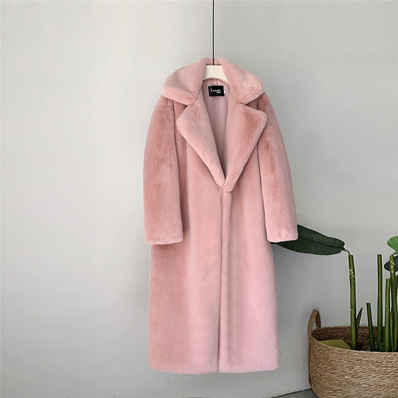 Rosa Damenmantel aus Kunstpelz, elegant und modisch, hängend an einem Kleiderbügel, ideal für Wintermode und stilvolle Outfits.