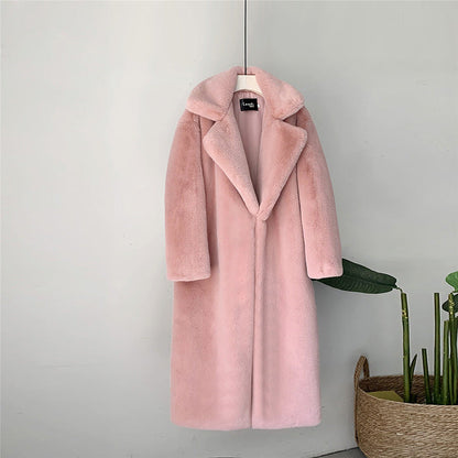 Rosa Damenmantel aus Kunstpelz, elegant und modisch, hängend an einem Kleiderbügel, ideal für Wintermode und stilvolle Outfits.