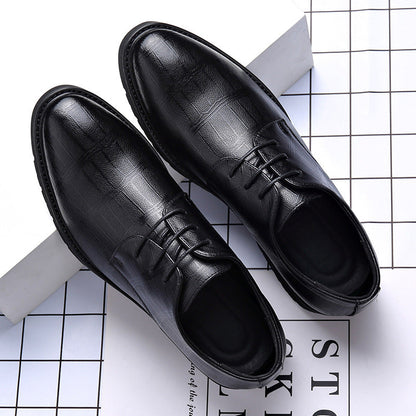 Schwarze Herren-Lederschnürschuhe auf kariertem Hintergrund, elegantes Design, ideal für formelle Anlässe und Business-Outfits.