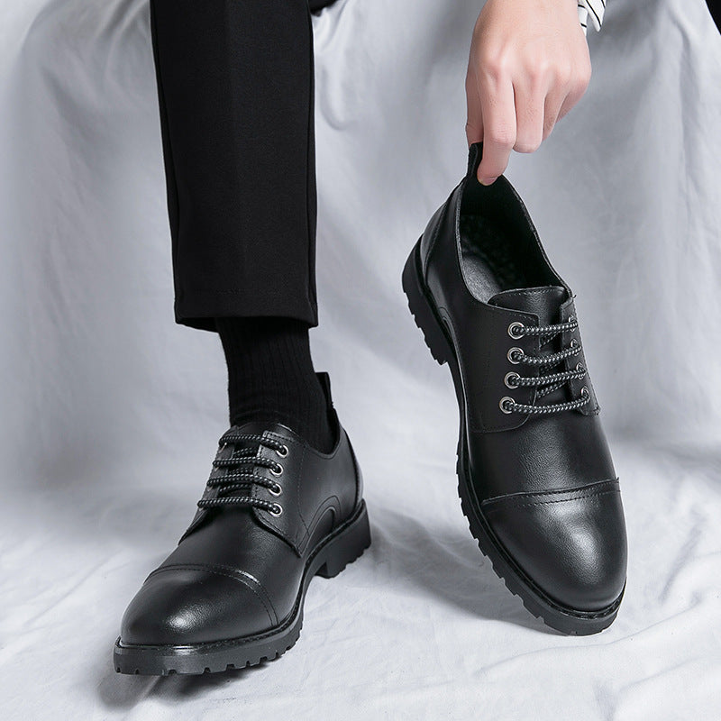 Schwarze Herrenschuhe aus Leder mit Schnürsenkeln, elegantes Design, auf weißem Hintergrund. Perfekt für formelle Anlässe und Business-Outfits.