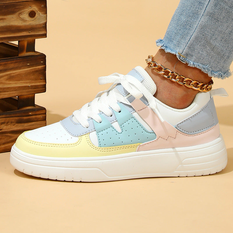 Bunte Damen-Sneaker mit pastellfarbenem Design, weißer Sohle und goldener Knöchelkette. Modische Freizeitschuhe für Frühling und Sommer.