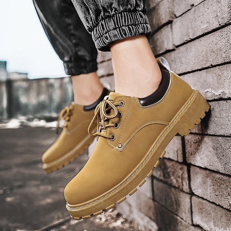 Braune Herrenschuhe aus Leder mit Schnürung, robustem Profil und bequemer Passform, getragen von Person in Jeans, urbaner Hintergrund.