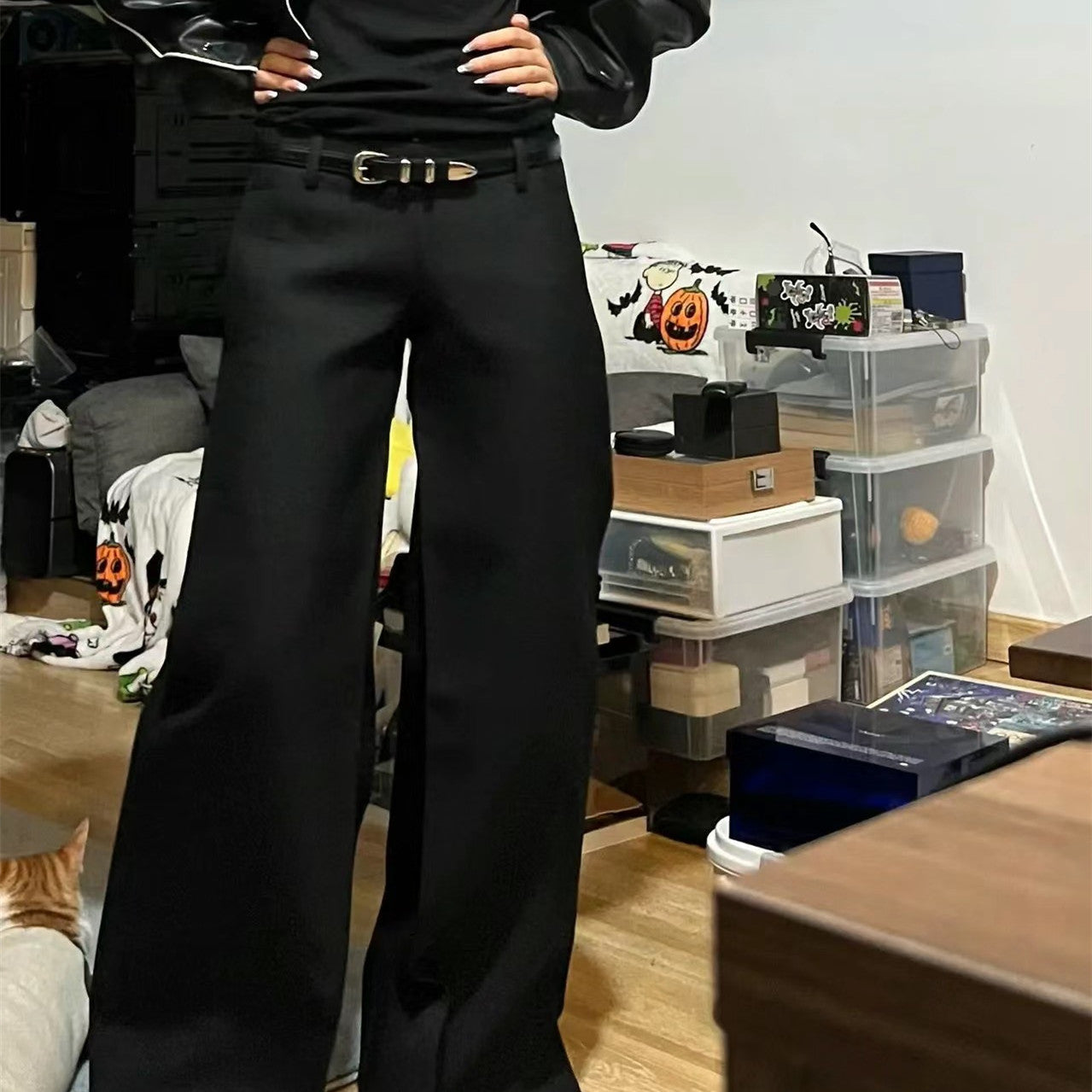 Women's suit pants with low waist, wide leg, and extended fit – Elegant style