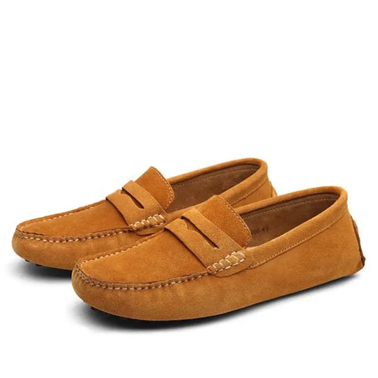 Braune Wildleder-Mokassins für Herren, klassisches Design, rutschfeste Sohle, ideal für Freizeit und Büro, stilvolle und bequeme Schuhe.