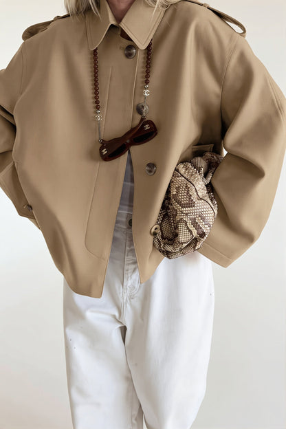 Rückansicht des kurzen Trenchcoats mit klassischem Schnitt
