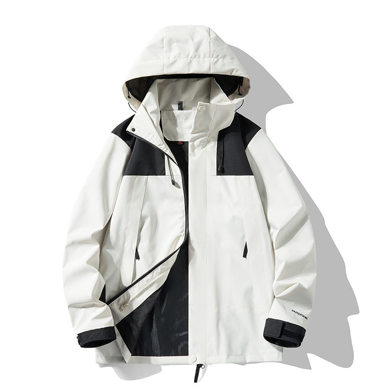 Weiße Outdoor-Jacke mit Kapuze, schwarzem Schulterdesign und Reißverschluss. Wetterfest, ideal für Wandern und Trekking. Hochwertige Funktionsjacke.