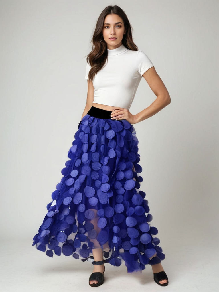 Frau in weißem Crop-Top und blauem, gepunktetem Maxirock, posiert vor neutralem Hintergrund. Modetrend, Damenmode, stilvolles Outfit.