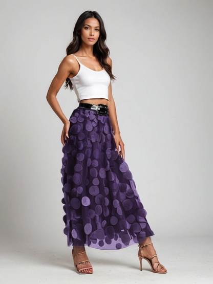 Frau in weißem Top und langem lila Rock mit Punkten, trägt Sandalen. Mode, Damenbekleidung, eleganter Look, Sommeroutfit.