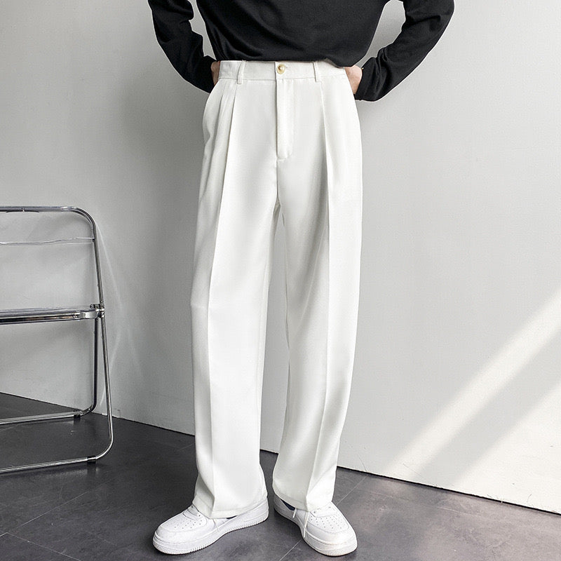 Herren-Stoffhose mit tailliertem Schnitt, Faltenfront und Gürtelschlaufen