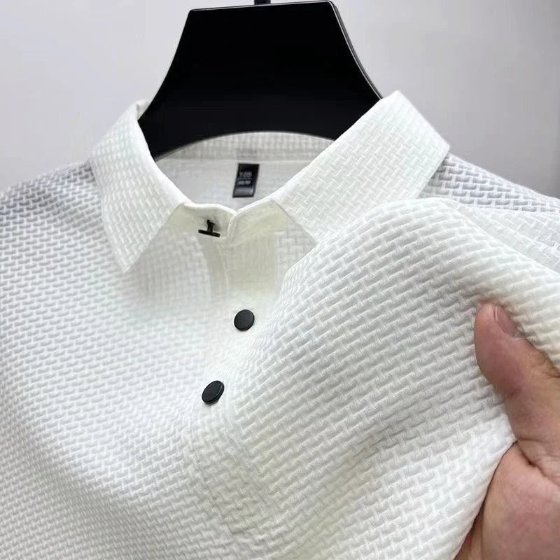 Weiße Herren-Poloshirt aus strukturiertem Stoff, Nahaufnahme. Elegantes Design mit Knopfleiste, ideal für Business- und Freizeitkleidung.