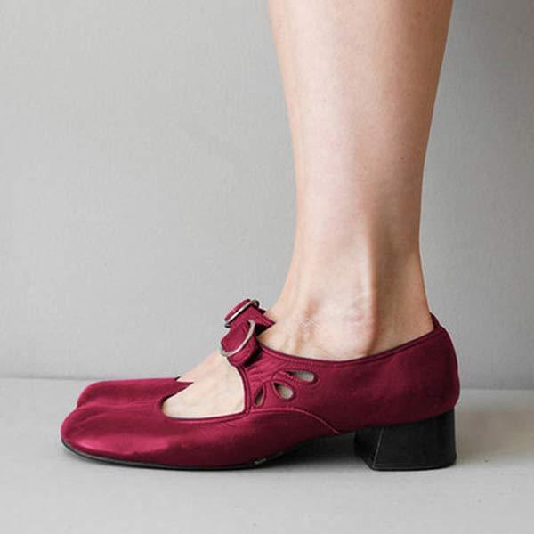 Rote Mary Jane Schuhe mit niedrigem Absatz, aus Samt, seitliche Ausschnitte, elegantes Design, Damenmode, bequeme Passform.