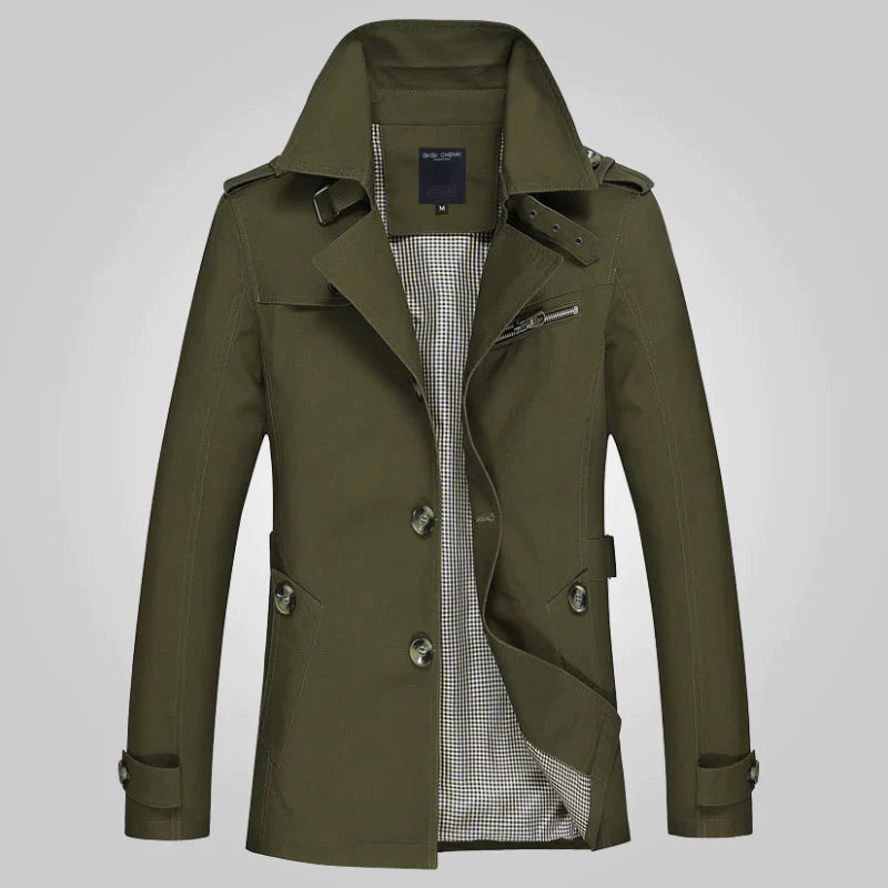 Olivgrüner Herren-Trenchcoat mit Knopfleiste, Reverskragen und kariertem Innenfutter. Stilvolle Herbstmode, eleganter Mantel für Herren.