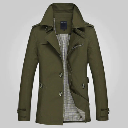 Olivgrüner Herren-Trenchcoat mit Knopfleiste, Reverskragen und kariertem Innenfutter. Stilvolle Herbstmode, eleganter Mantel für Herren.