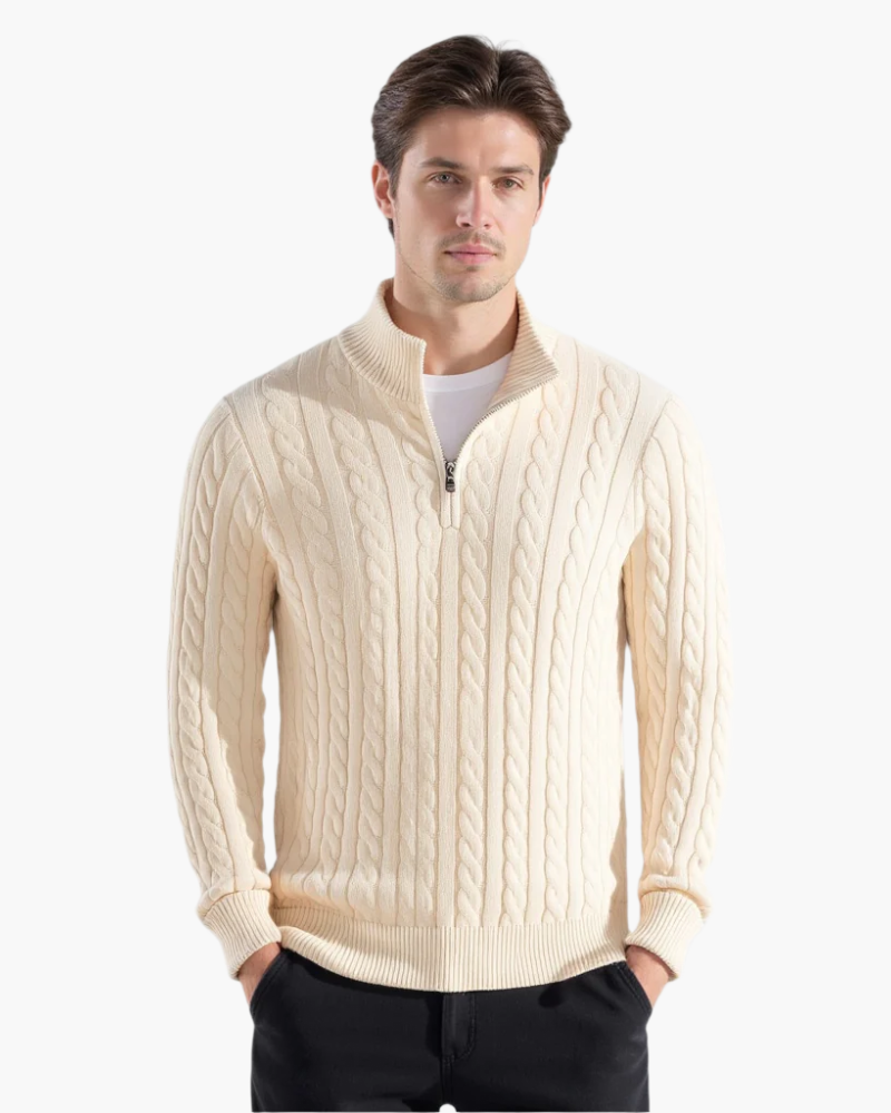 Mann trägt cremefarbenen Zopfmuster-Strickpullover mit Reißverschluss, modisch und elegant, ideal für Herbst- und Wintermode.