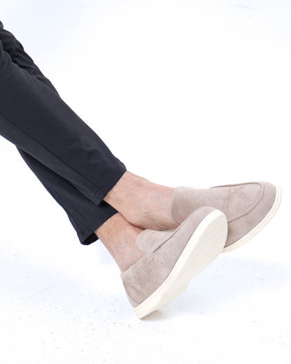 Beige Wildleder-Slipper für Herren, kombiniert mit schwarzen Hosen. Stilvolle, bequeme Freizeitschuhe, ideal für modische Outfits.