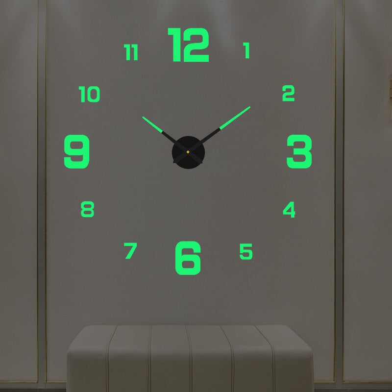 Leuchtende Wanduhr mit großen, grünen Ziffern auf grauem Hintergrund, modernes Design, ideal für Wohnzimmer oder Büro, energiesparend.
